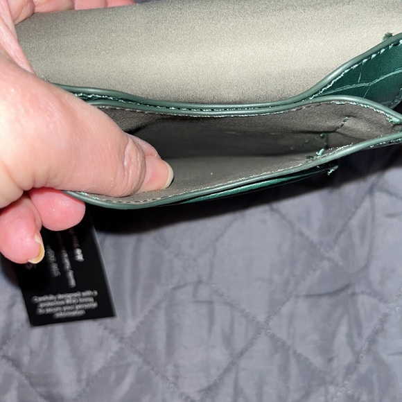 ๐ NWT K Carroll Harper emerald green croc crossbody. RFID PROTECTED CARD SLOTS - Picture 5 of 10